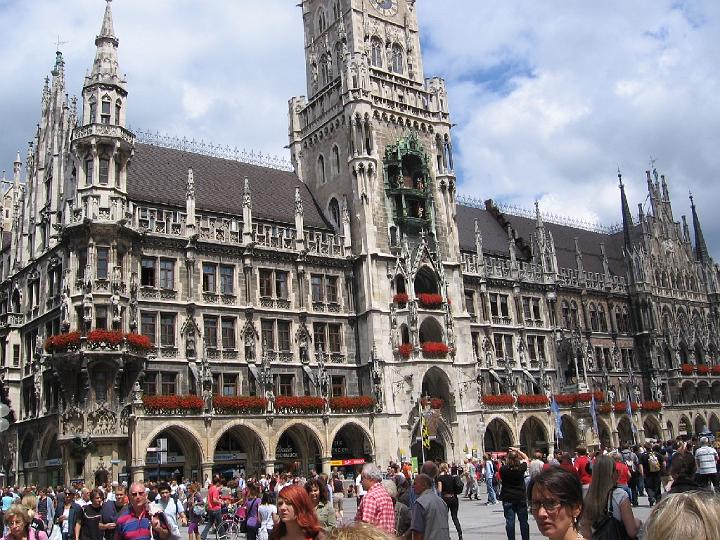 Muenchen 020.jpg - Da es keine annähernd bestimmbare Zeitangabe der ersten Besiedlung gibt, wurde als Gründungsjahr Münchens das Jahr der ersten urkundlichen Erwähnung festgesetzt. München wurde 1158 zum ersten Mal als Villa Munichen erwähnt.